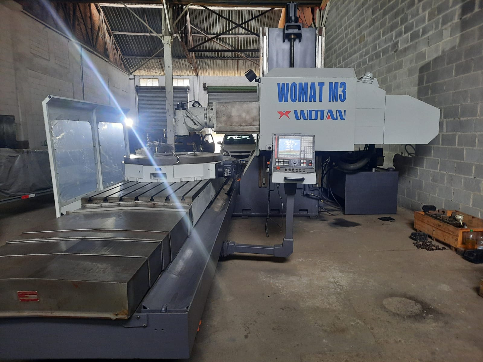 FRESADORA CNC UNIVERSAL - WOTAN - WOMAT M3 - ANO 2003 - COM MESA GIRATÓRIA