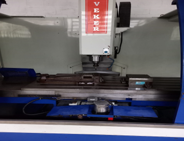 Foto: FRESADORA CNC - VEKER - VK 4700D - ANO 2007 - 1500 x 680 x 700mm