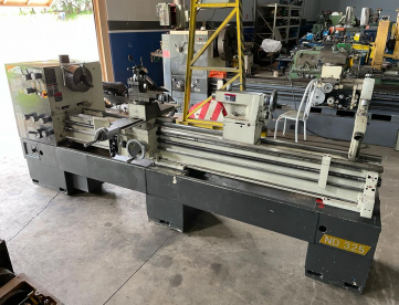 TORNO MECÂNICO NARDINI ND325 - 650MM X 2200MM - ANO 2011