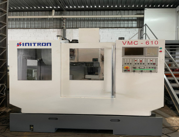 Foto: CENTRO DE USINAGEM VERTICAL SINITRON VMC-610 - 600MM X 400MM X 400MM - ANO 2006