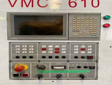 Foto: CENTRO DE USINAGEM VERTICAL SINITRON VMC-610 - 600MM X 400MM X 400MM - ANO 2006