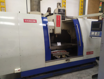 Foto: CENTRO DE USINAGEM VERTICAL VEKER CVK-1500D - 1500MM X 680MM X 700MM - ANO 2007