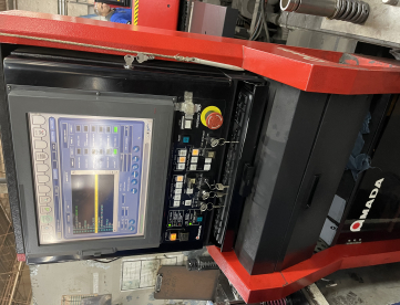 Foto: PUNCIONADEIRA CNC - AMADA - AC 2510NT - ANO 2010