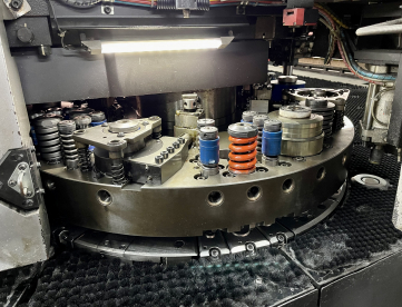 Foto: PUNCIONADEIRA CNC - AMADA - AC 2510NT - ANO 2010