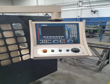 Foto: FRESADORA CNC DYNA BD4022 -1000 X500 X 500 - ANO 2004