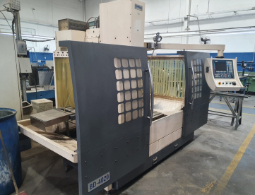 Foto: FRESADORA CNC DYNA BD4022 -1000 X500 X 500 - ANO 2004