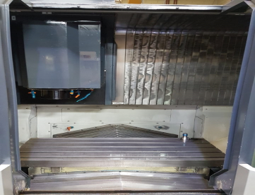 Foto: CENTRO DE USINAGEM VERTICAL - MAKINO F5 - ANO 2014 - 900 x 500 x 450 MM