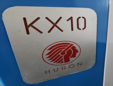 Foto: CENTRO DE USINAGEM VERTICAL 3 EIXOS - HURON - KX10 - ANO 2004
