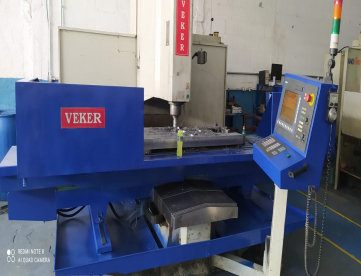 Foto: FRESADORA CNC - VEKER - VK4900 - ANO 2008 - 2500 x 850 x 840mm