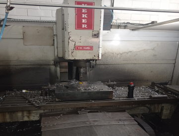 Foto: FRESADORA CNC VEKER VK 4600  -1700 X 700 X 700 -  ANO 2001