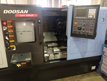 Foto: CENTRO DE TORNEAMENTO DOOSAN - LYNX 220 LM - 2012 - COM FERRAMENTAS ACIONADAS