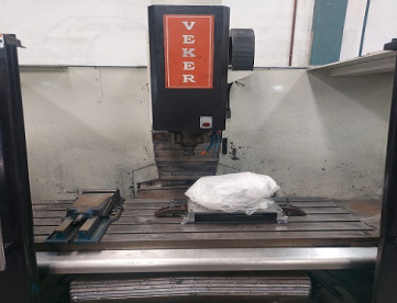 Foto: FRESADORA CNC - VEKER - VK4700D - ANO 2004 - 1260 X 699 X 589 MM