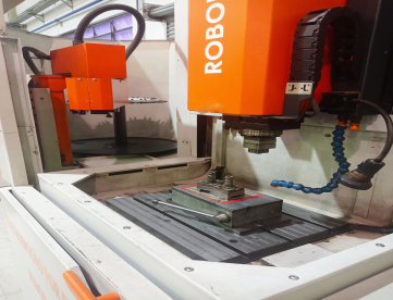 Foto: ELETROEROSÃO PENETRAÇÃO CNC CHARMILLES ROBOFORM 350 -350 X 250 X 300 -ANO 2005