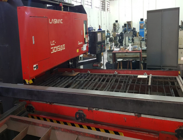 Foto: MAQUINA DE CORTE A LASER E TUBOS -AMADA LASMAC 3015BIII 3000 WATS - ANO 1998