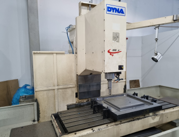 Foto: FRESADORA CNC DYNA - BD 650 - ANO 2004 - 1.650 X 750 X 694MM