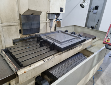 Foto: FRESADORA CNC DYNA - BD 650 - ANO 2004 - 1.650 X 750 X 694MM