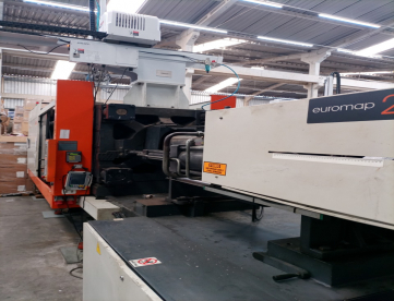 Foto: INJETORA DE PLÁSTICOS SANDRETTO LÓGICA 450T ANO 2008 + ROBÔ STARSEIKI CZ-1100 - ANO 2010
