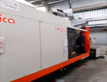 Foto: INJETORA DE PLÁSTICOS SANDRETTO LÓGICA 450T ANO 2008 + ROBÔ STARSEIKI CZ-1100 - ANO 2010