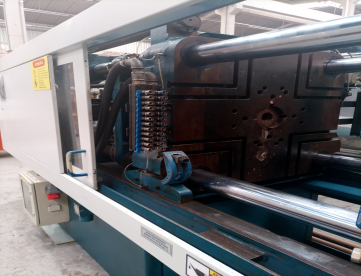 Foto: INJETORA DE PLÁSTICOS ROMI VELOX 300T ANO 2005 + ROBÔ STAR SEIKI ESW800II - ANO 2020