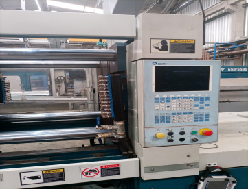 Foto: INJETORA DE PLÁSTICOS ROMI VELOX 300T ANO 2005 + ROBÔ STAR SEIKI ESW800II - ANO 2020