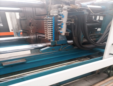 Foto: INJETORA DE PLÁSTICOS ROMI VELOX 300T ANO 2005 + ROBÔ STAR SEIKI ESW800II - ANO 2020