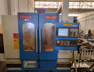 Foto: FRESADORA CNC - VEKER - MVK 1000F - SIEMENS SINUMERIK 828D - ANO 2012 - 1000 X 500 X 570MM