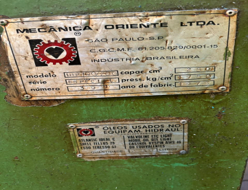 Foto: INJETORA DE PLASTICOS ORIENTE IHP 100/200 -ANO 1975