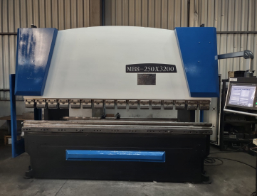 Foto: PRENSA DOBRADEIRA CNC - MB8 - 250 Ton x 3200 mm - ANO 2013