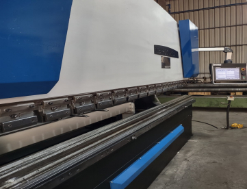 Foto: PRENSA DOBRADEIRA CNC - MB8 - 250 Ton x 3200 mm - ANO 2013