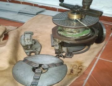 Foto: FRESADORA FERRAMENTEIRA MARCA FURIA -ISO 30- ACOMPANHA MORSA E JOGO DE PINÇA + DIVISOR E PLATO
