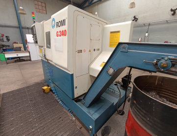 Foto: CENTRO DE TORNEAMENTO ROMI G240 -MAQUINA MUITO NOVA -ANO 2005