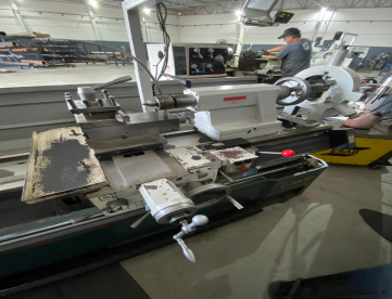 Foto: TORNO MECÂNICO CLEVER L-2280 N - 560MM X 2000MM - ANO 2022 COM NR12