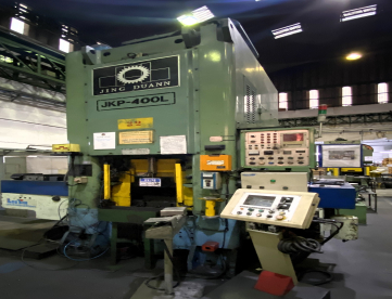 LOTE RF 0010 - PRENSA MECÂNICA COM AÇAO DE JOELHO - 400 TON - JING DUANN - JKP400L - COM NR12 E AUTOMAÇÃO