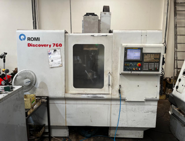 Foto: CENTRO DE USINAGEM VERTICAL - ROMI - DISCOVERY 760 - ANO 2006 - 760 x 506 x 508 MM - COMANDO FANUC