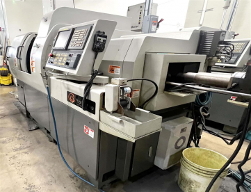 Foto: TORNO CNC AUTOMÁTICO DE CABEÇOTE MÓVEL - HANWHA XD32H -COM ALIMENTADOR DE BARRAS -BOMBA DE ALTA PRESSÃO -COLETOR DE NEVÓA - ANO 2008