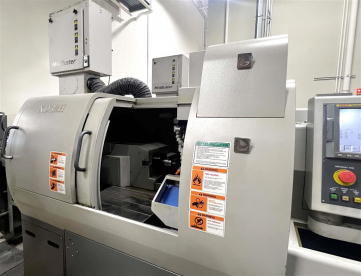 Foto: TORNO CNC AUTOMÁTICO DE CABEÇOTE MÓVEL - HANWHA XD32H -COM ALIMENTADOR DE BARRAS -BOMBA DE ALTA PRESSÃO -COLETOR DE NEVÓA - ANO 2008