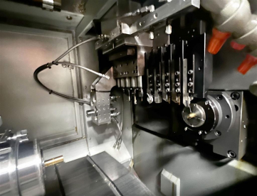 Foto: TORNO CNC AUTOMÁTICO DE CABEÇOTE MÓVEL - HANWHA XD32H -COM ALIMENTADOR DE BARRAS -BOMBA DE ALTA PRESSÃO -COLETOR DE NEVÓA - ANO 2008