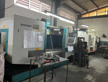 Foto: CENTRO DE USINAGEM VERTICAL SINITRON  VMC 1500 - 1500MM X 740MM X 680MM - ANO 2007