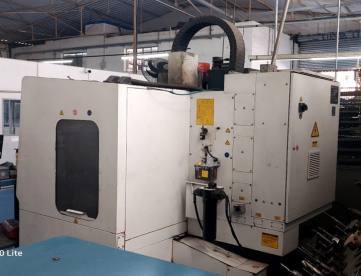 Foto: CENTRO DE USINAGEM VERTICAL - ROMI - DISCOVERY 760 - ANO 2008 - 760 x 506 x 508 MM - COMANDO FANUC 21i - MB - COM QUARTO EIXO