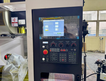 Foto: CENTRO DE USINAGEM VERTICAL - ETEC - EM 600A - 600 x 400 x 450 MM