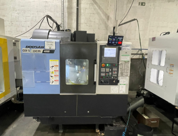 Foto: CENTRO DE USINAGEM VERTICAL - DOOSAN - DEM4000 - ANO 2019 - 550 x 400 x 450 MM - 3500 HS USO