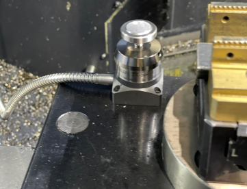 Foto: CENTRO DE USINAGEM VERTICAL - DOOSAN - DEM4000 - ANO 2019 - 550 x 400 x 450 MM - 3500 HS USO