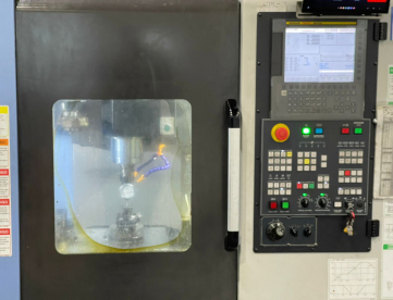 Foto: CENTRO DE USINAGEM VERTICAL - DOOSAN - DEM4000 - ANO 2019 - 550 x 400 x 450 MM - 3500 HS USO