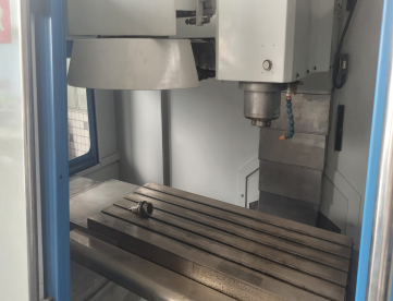 Foto: CENTRO DE USINAGEM VERTICAL VEKER CVK 1000D - 1000MM X 500MM X 550MM - ANO 2004