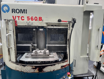 Foto: CENTRO DE USINAGEM VERTICAL - DUPLO PALLET - ROMI - VTC 560B - ANO 2009 - 500 x 410 x 410 MM