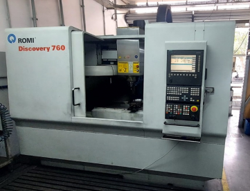 Foto: CENTRO DE USINAGEM VERTICAL - ROMI - DISCOVERY 760 - ANO 2006 - 760 x 506 x 508 MM - COMANDO SIEMENS