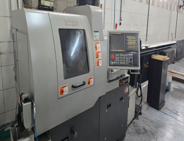 Foto: TORNO AUTOMÁTICO CNC  CABEÇOTE MÓVEL - HANWHA  XD20M -COM EIXO B -  COM ALIMENTADOR DE BARRAS -   - ANO 2009S -E COLETOR DE NEVOA