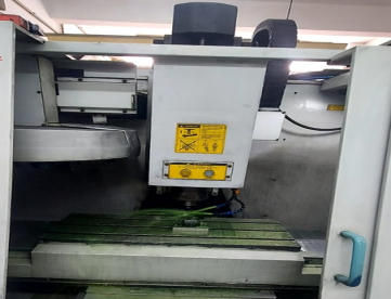 Foto: CENTRO DE USINAGEM VERTICAL - ROMI - DISCOVERY 760 - ANO 2002 - 760 x 506 x 508 MM - COMANDO SIEMENS