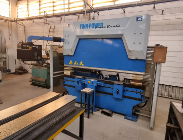 Foto: DOBRADEIRA HIDRÁULICA CNC 9 EIXOS FINN-POWER - MODELO B8-2550  - 80T X 2500MM - ANO 2001