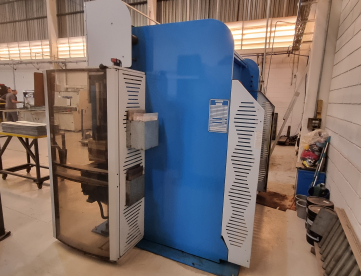 Foto: DOBRADEIRA HIDRÁULICA CNC 9 EIXOS FINN-POWER - MODELO B8-2550  - 80T X 2500MM - ANO 2001